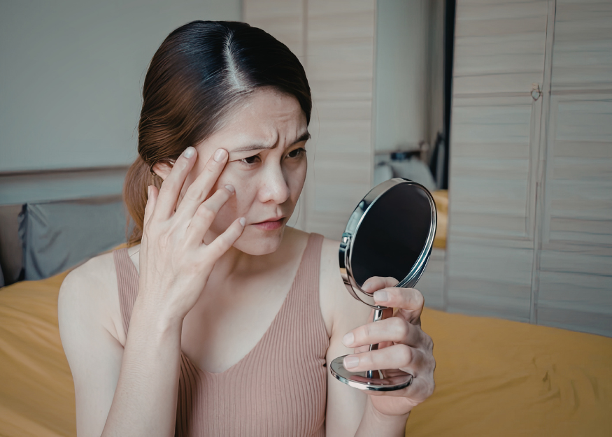 鏡を見る女性の手元